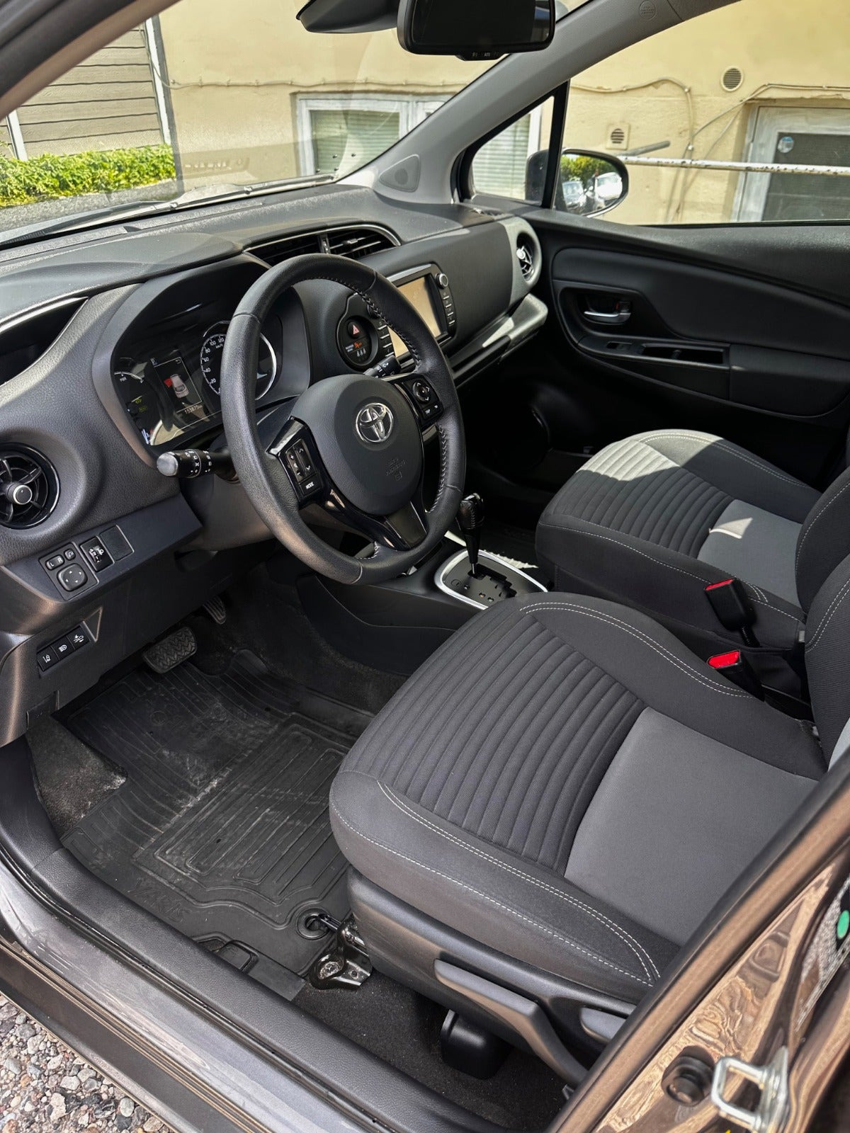 Grå Toyota Yaris fra 2018