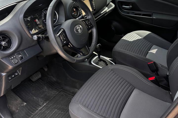 Grå Toyota Yaris fra 2018