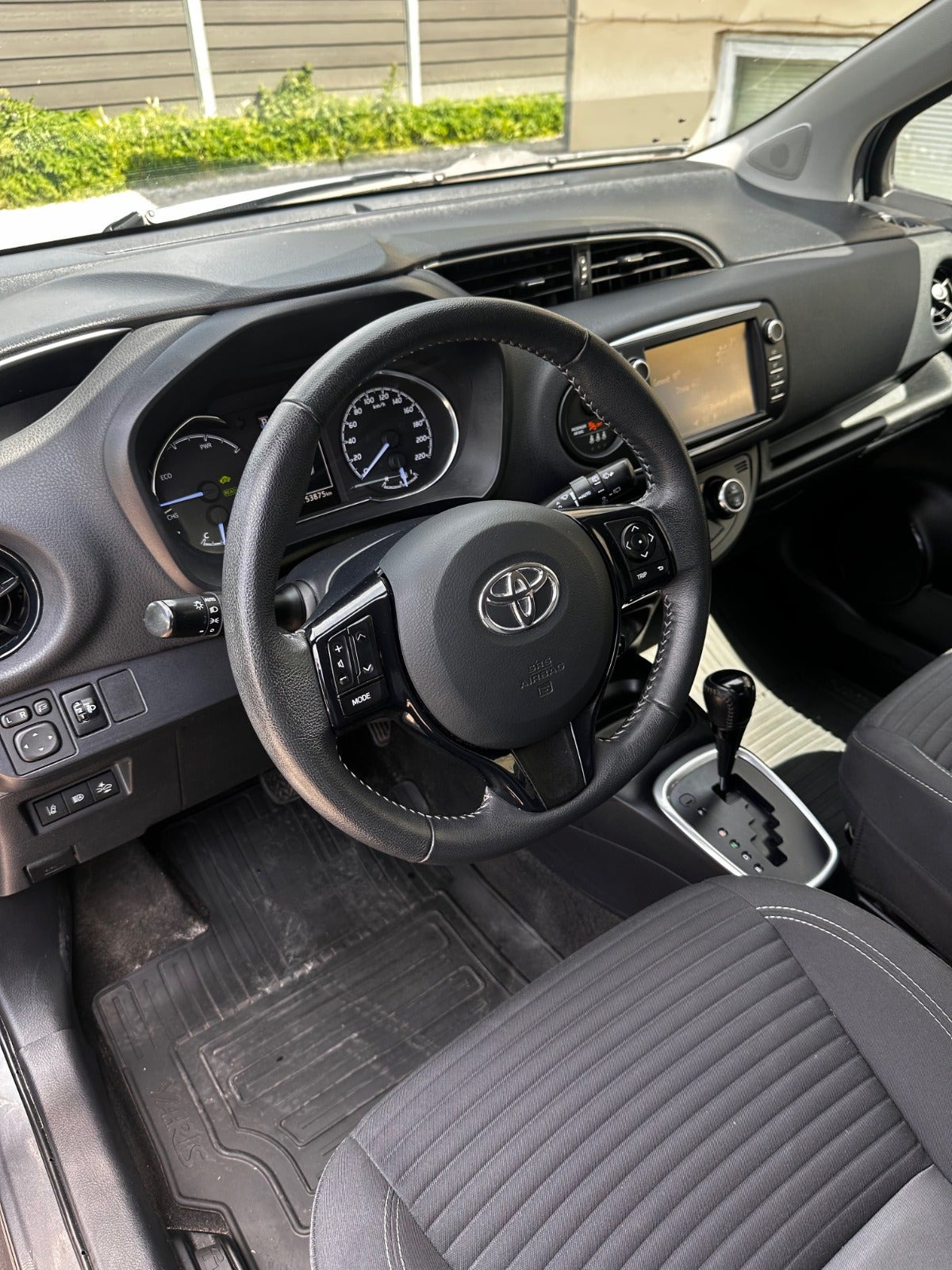 Grå Toyota Yaris fra 2018