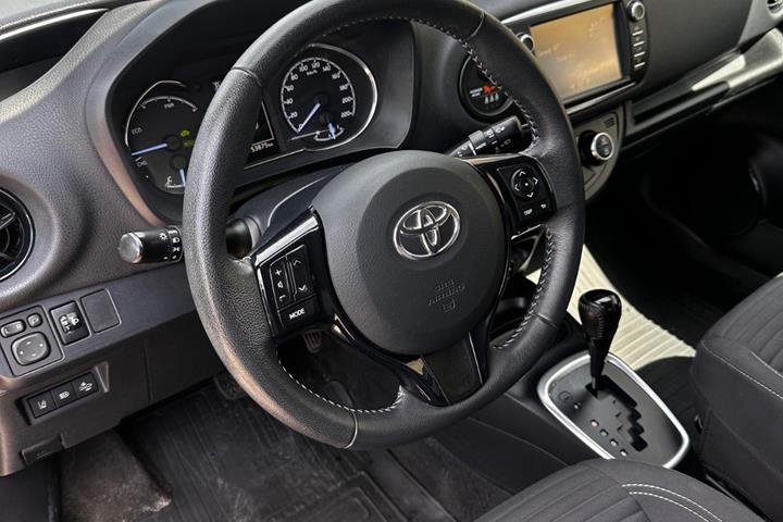 Grå Toyota Yaris fra 2018