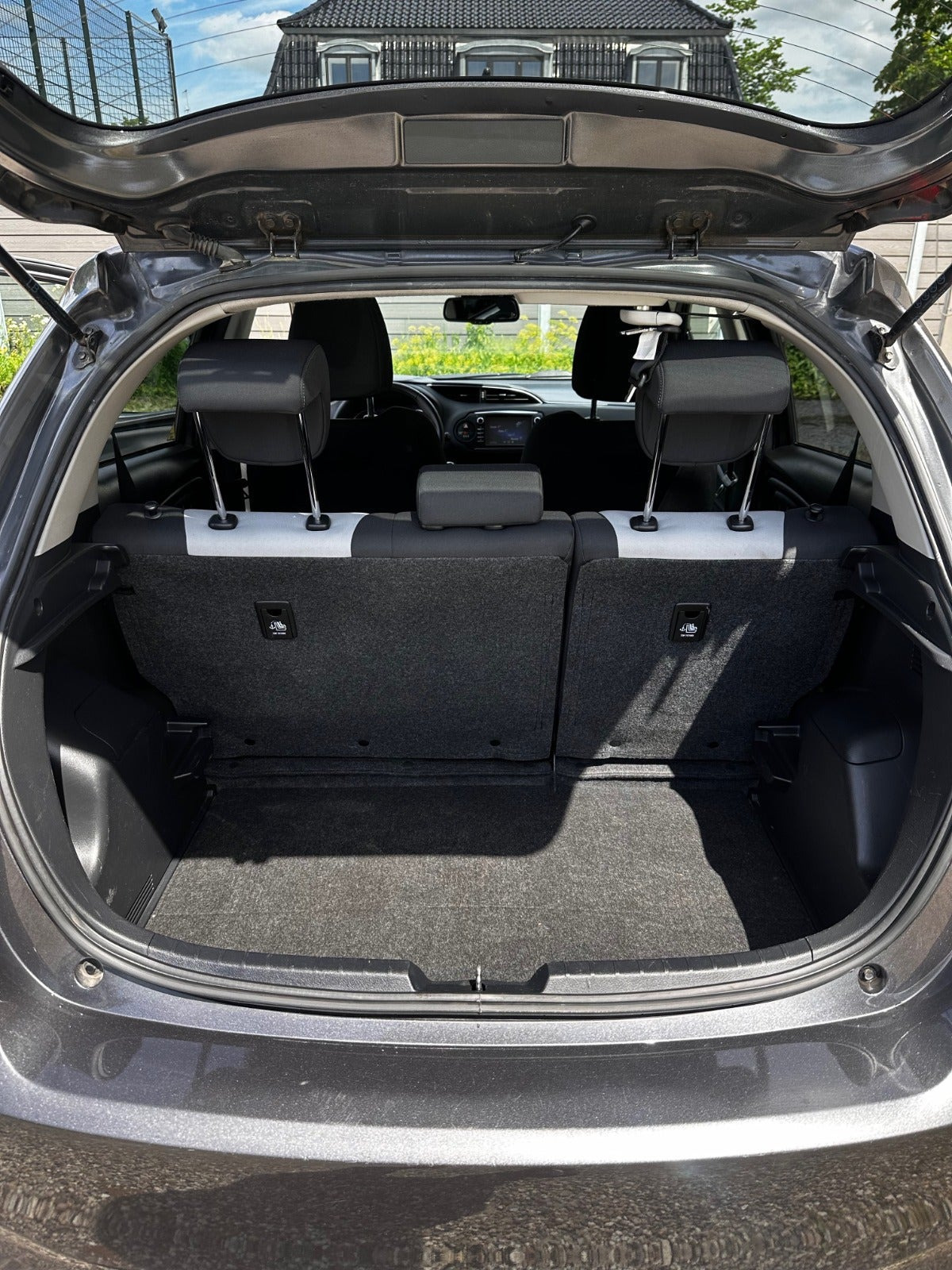 Grå Toyota Yaris fra 2018