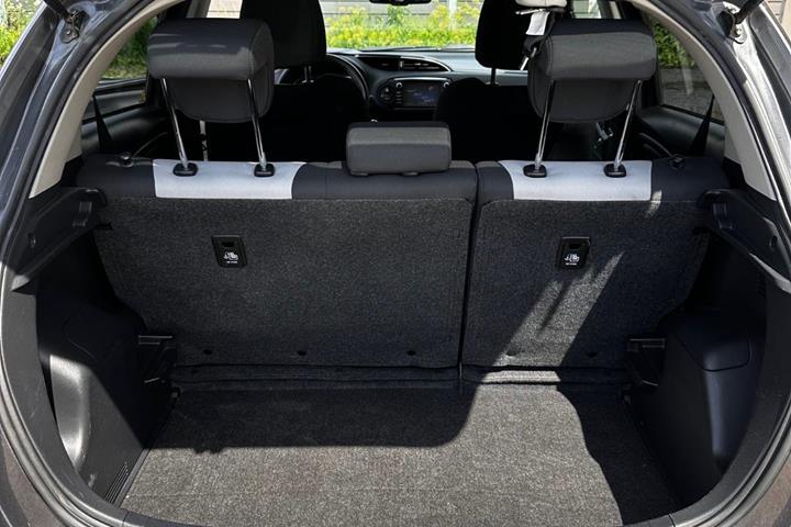 Grå Toyota Yaris fra 2018