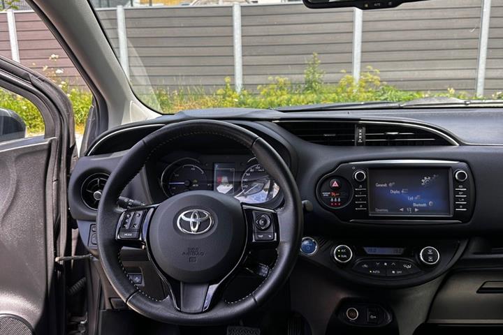 Grå Toyota Yaris fra 2018