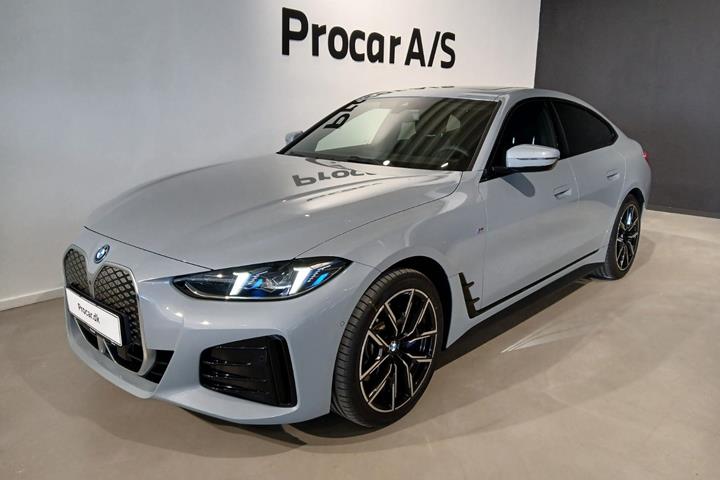 Grå BMW i4 fra 2025 set udefra