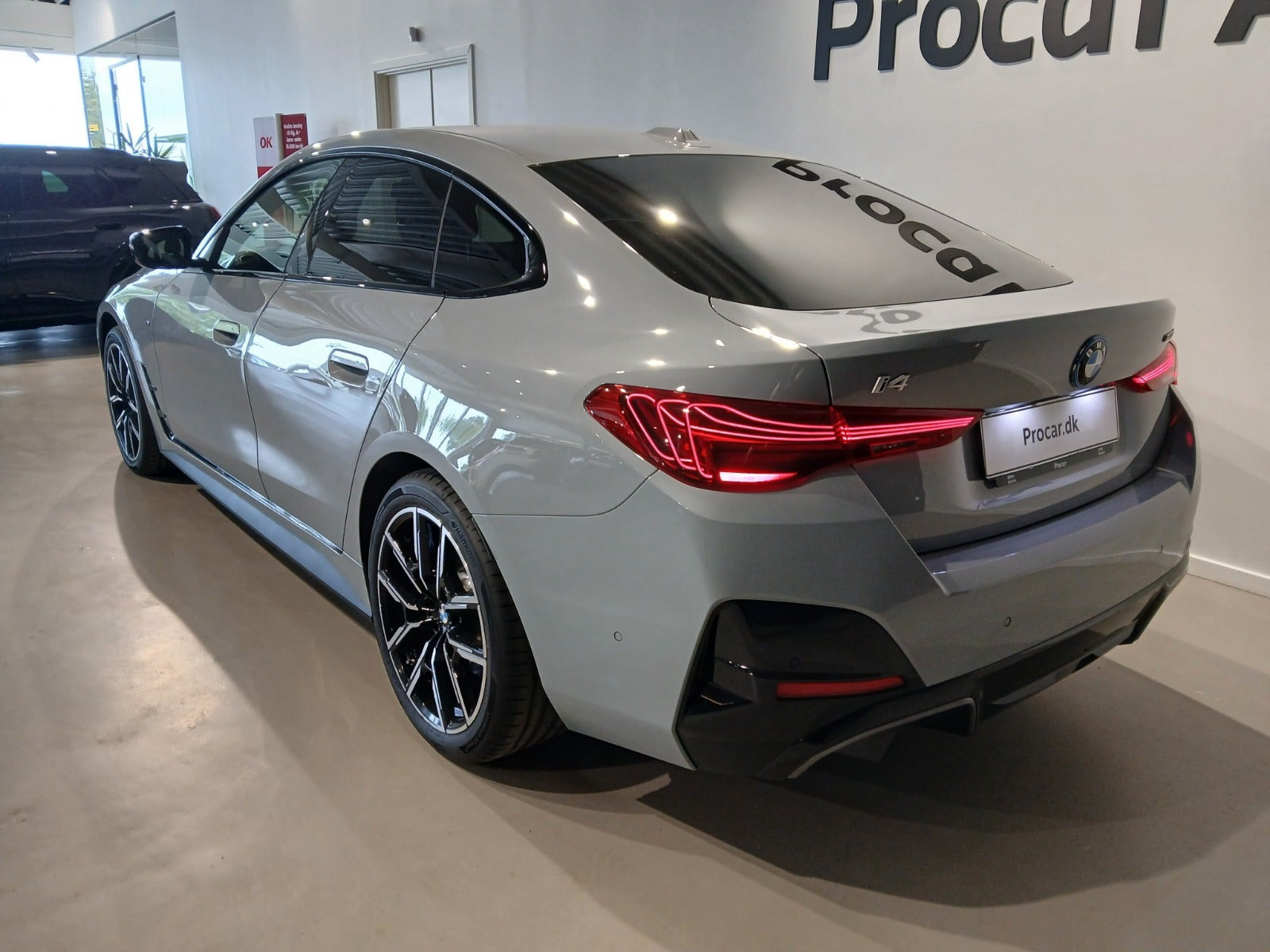 Grå BMW i4 fra 2025