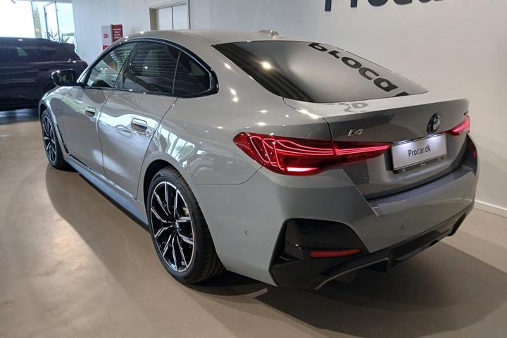 Grå BMW i4 fra 2025