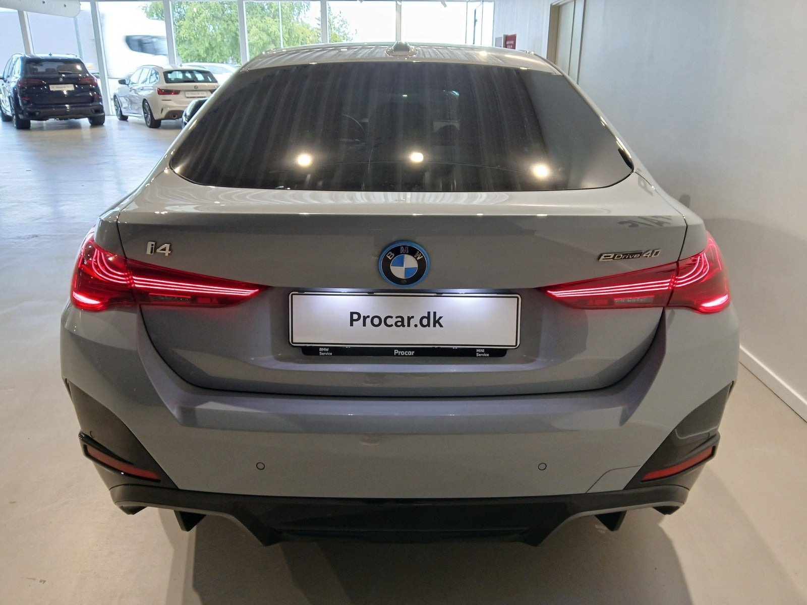 Grå BMW i4 fra 2025