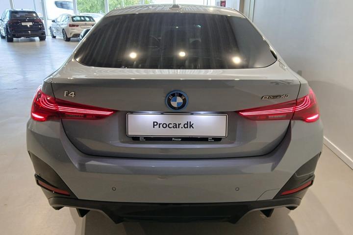 Grå BMW i4 fra 2025
