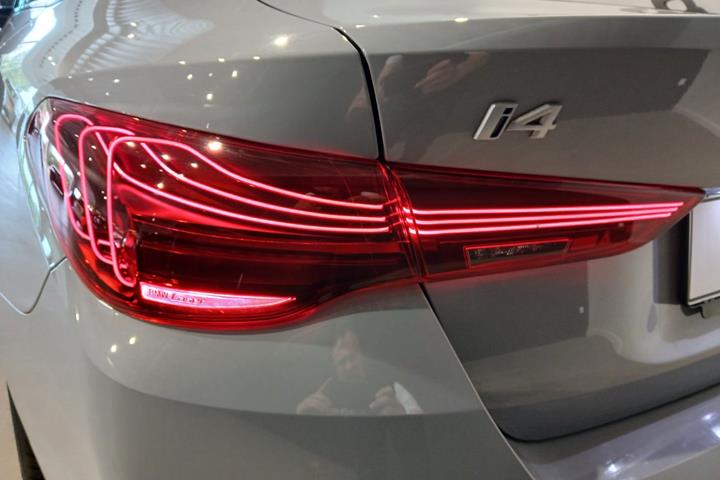 Grå BMW i4 fra 2025
