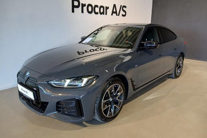 Grå BMW i4 fra 2025 set udefra