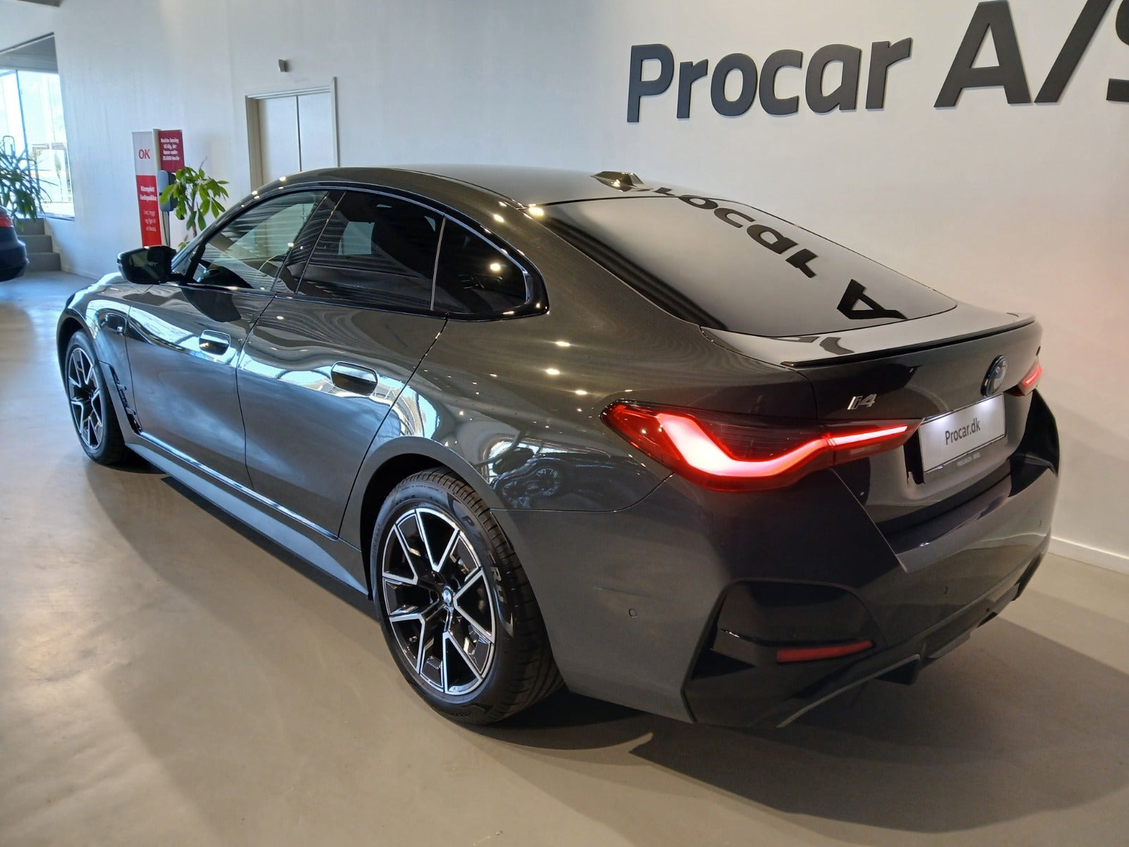 Grå BMW i4 fra 2025