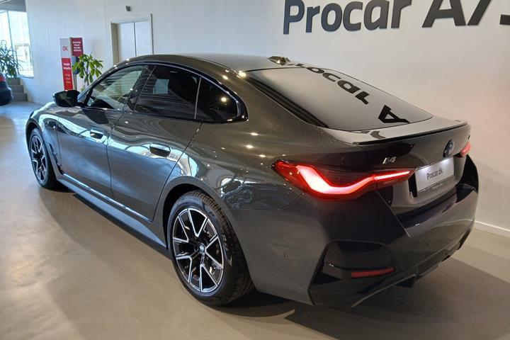 Grå BMW i4 fra 2025