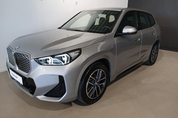 Sølv BMW iX1 fra 2025 set udefra