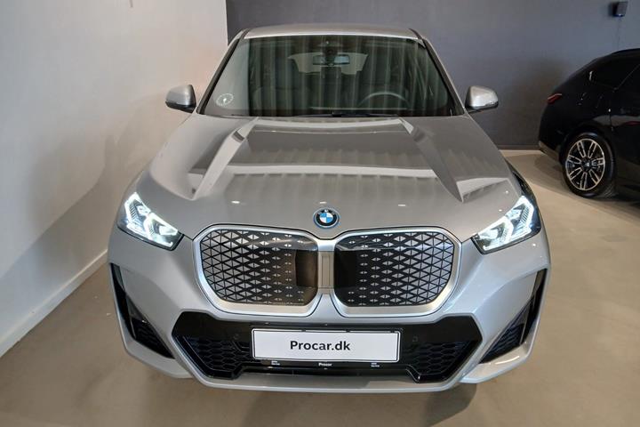 Sølv BMW iX1 fra 2025