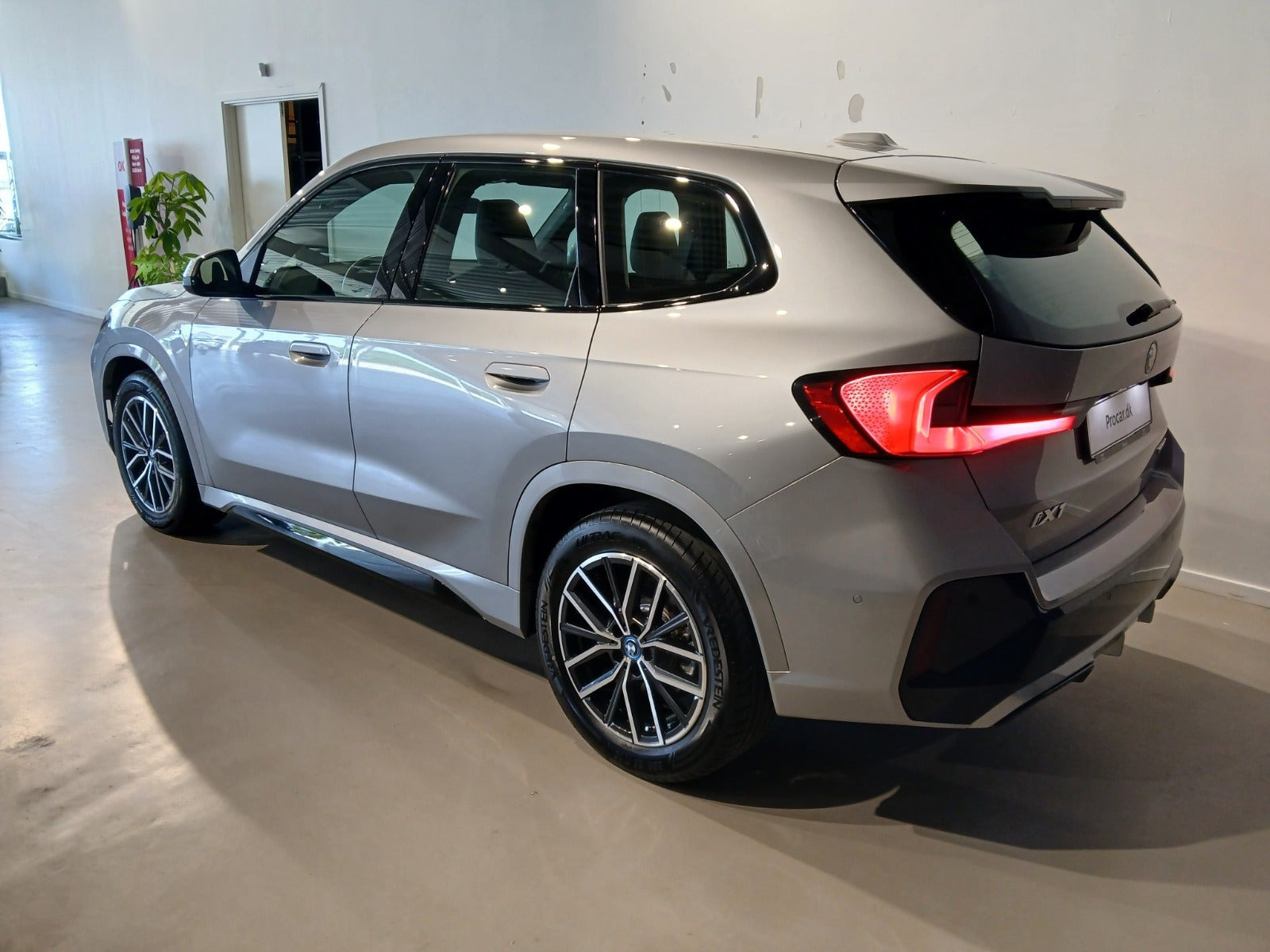 Sølv BMW iX1 fra 2025