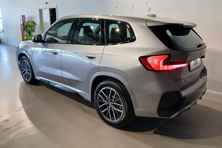 Sølv BMW iX1 fra 2025