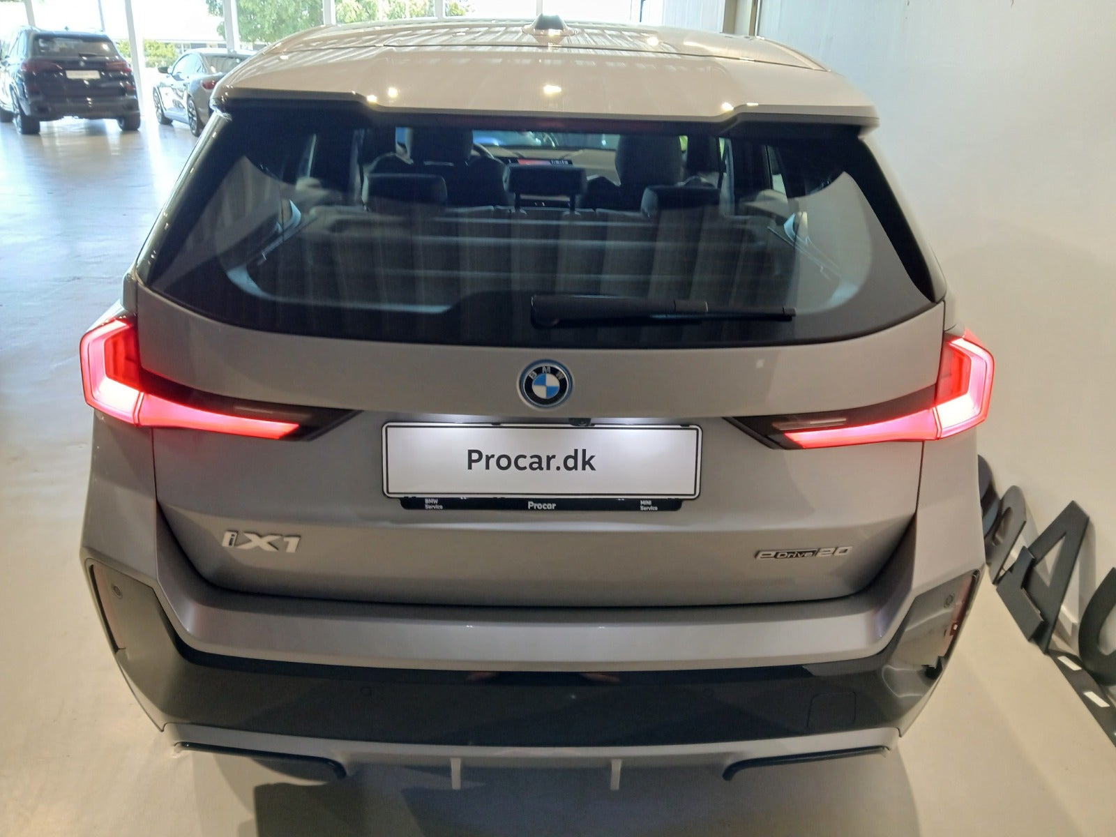 Sølv BMW iX1 fra 2025