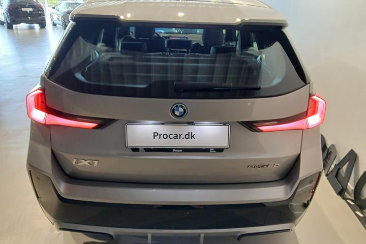 Sølv BMW iX1 fra 2025