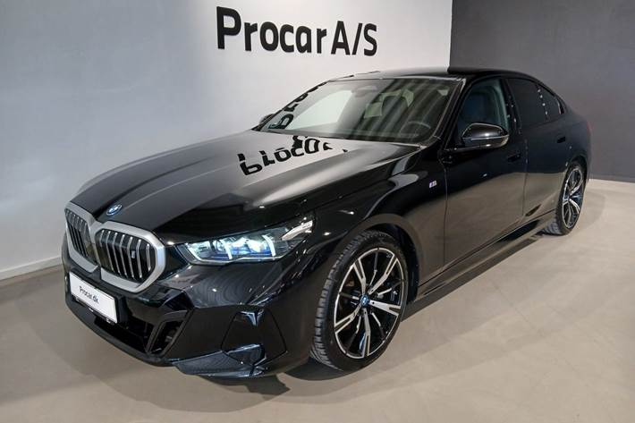 Sort BMW i5 fra 2025 set udefra
