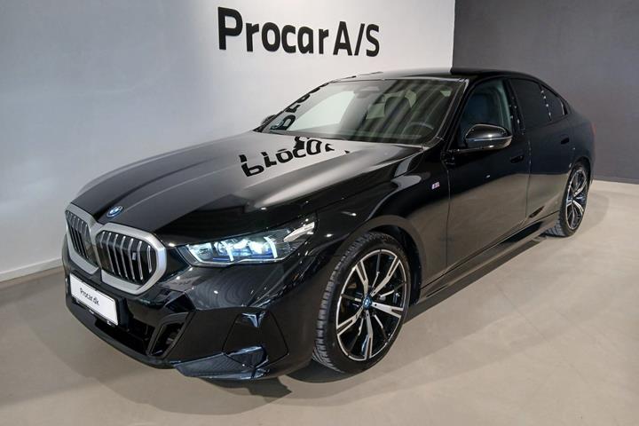 Sort BMW i5 fra 2025 set udefra