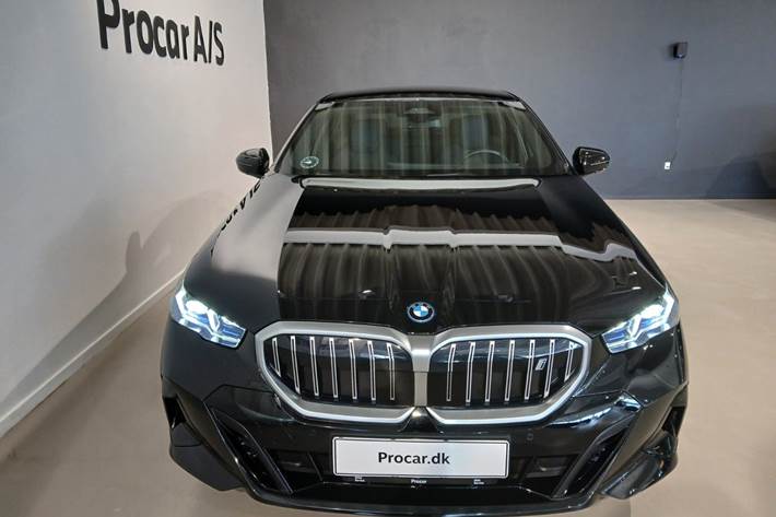 Sort BMW i5 fra 2025