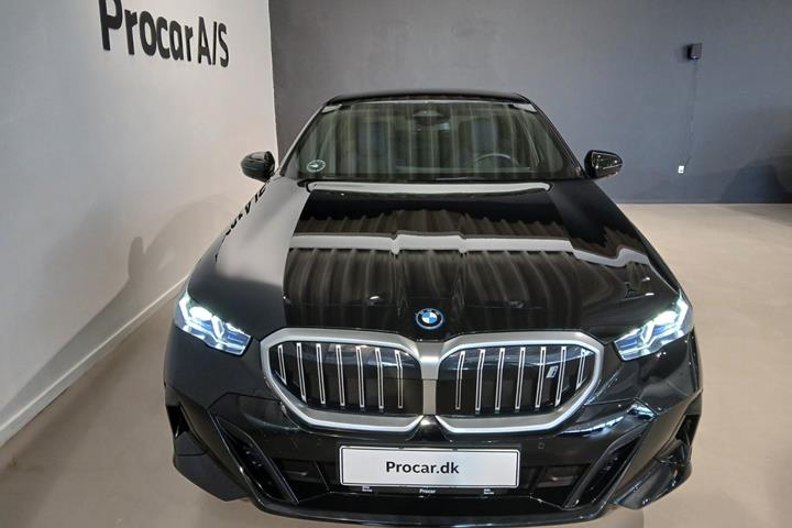 Sort BMW i5 fra 2025