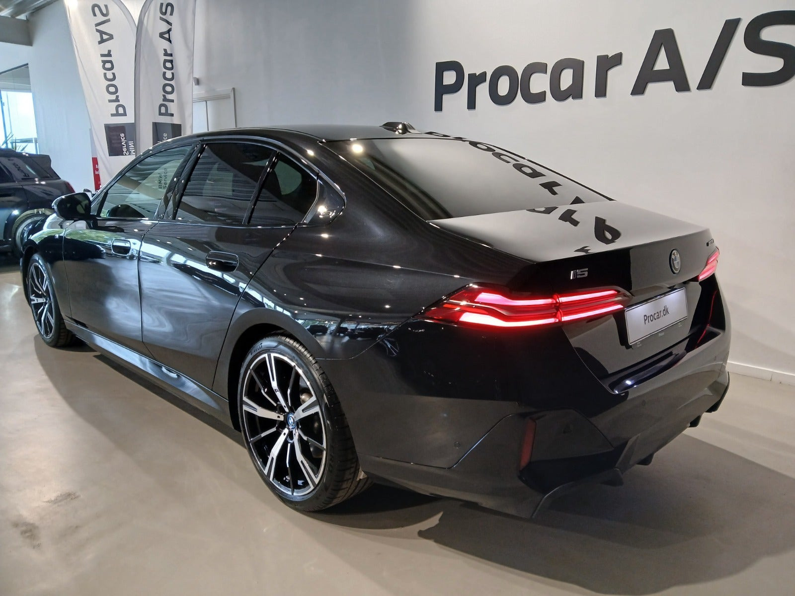 Sort BMW i5 fra 2025