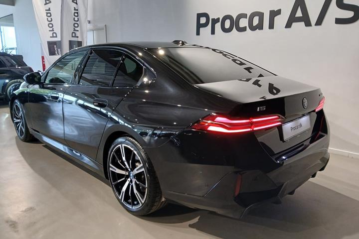 Sort BMW i5 fra 2025