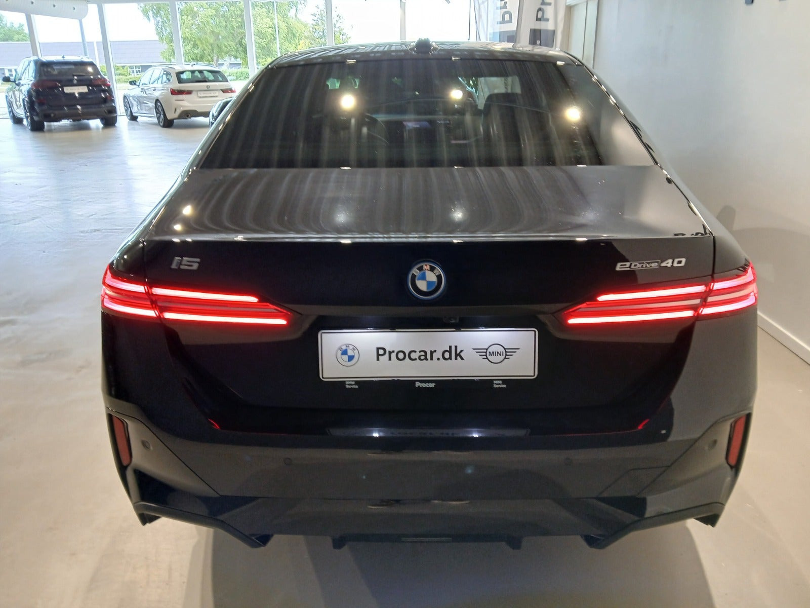 Sort BMW i5 fra 2025