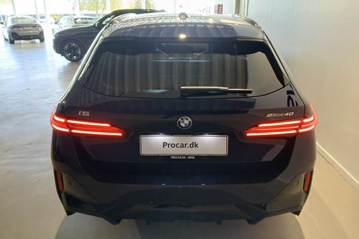 Blå BMW i5 fra 2025