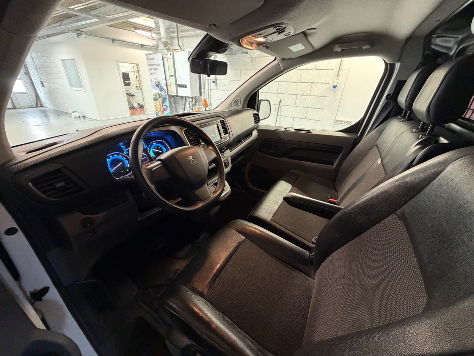 Hvid Peugeot e-Expert fra 2023