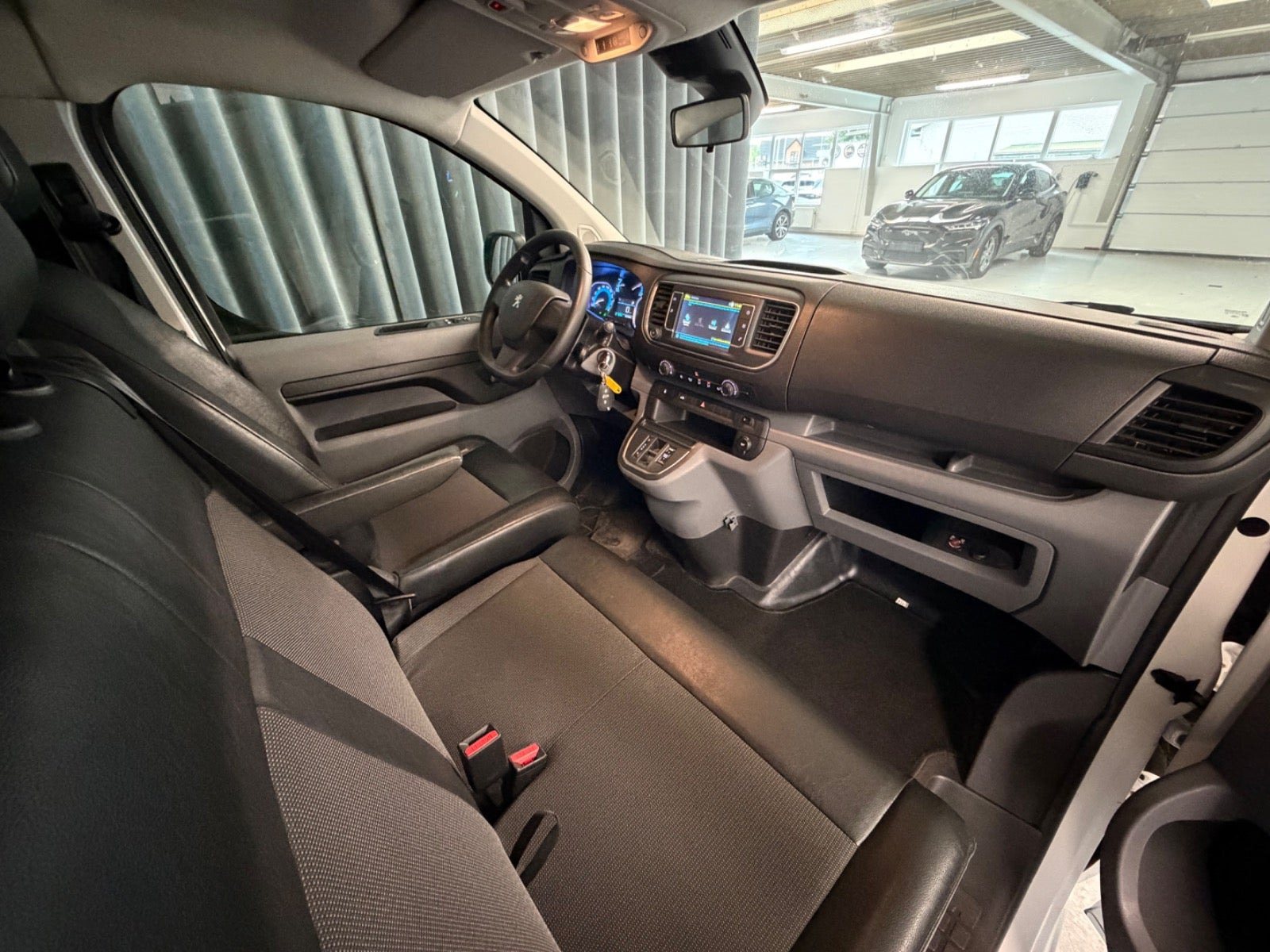 Hvid Peugeot e-Expert fra 2023