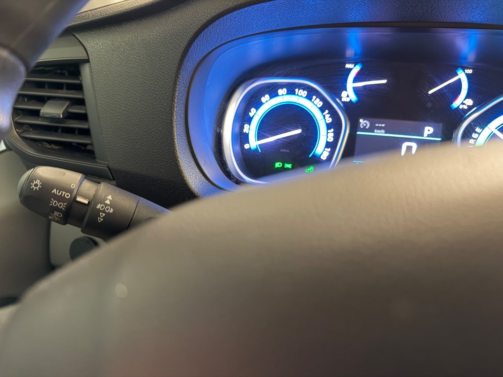 Hvid Peugeot e-Expert fra 2023