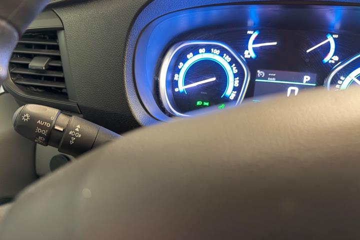 Hvid Peugeot e-Expert fra 2023