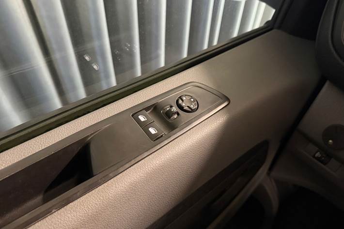 Hvid Peugeot e-Expert fra 2023