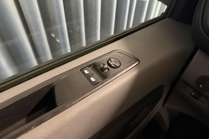 Hvid Peugeot e-Expert fra 2023