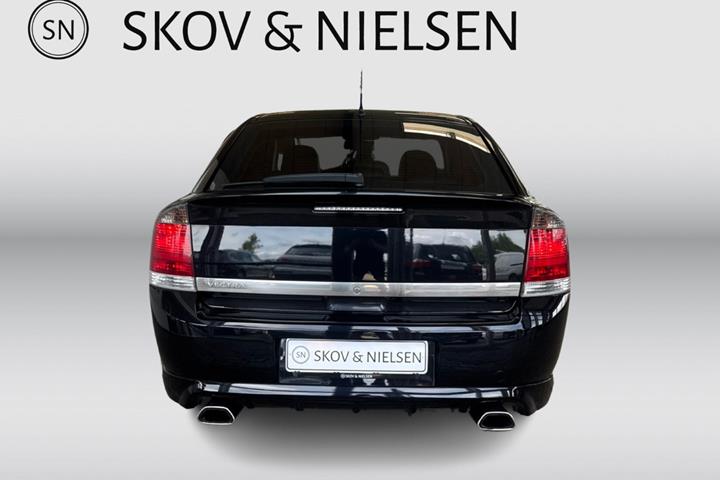 Sort Opel Vectra fra 2006 set udefra