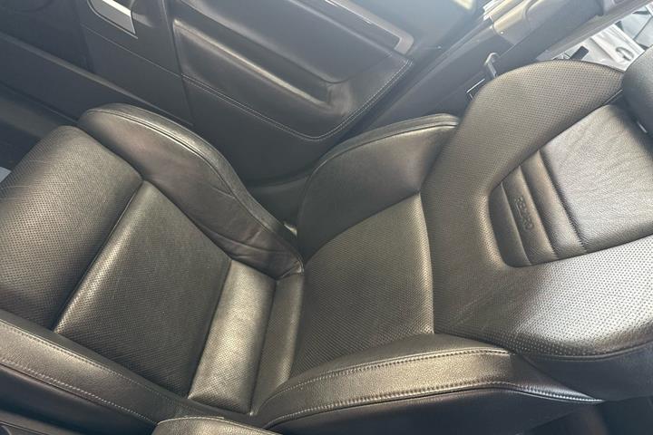 Sort Opel Vectra fra 2006 set indefra