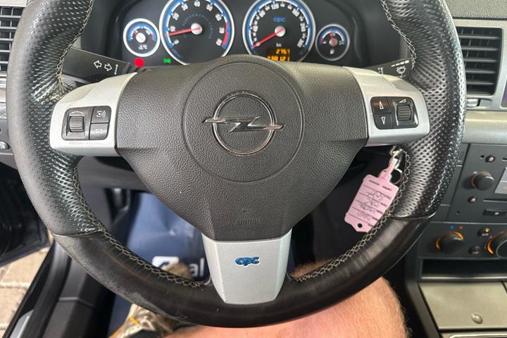 Sort Opel Vectra fra 2006 set indefra