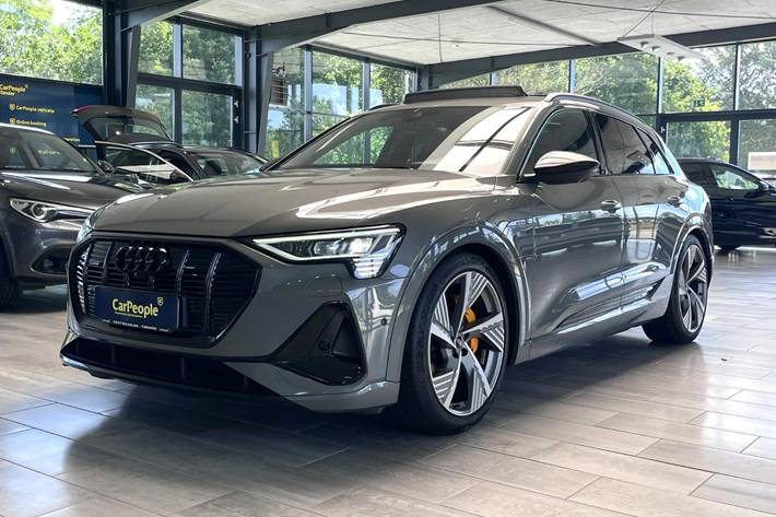 Grå Audi e-tron fra 2022