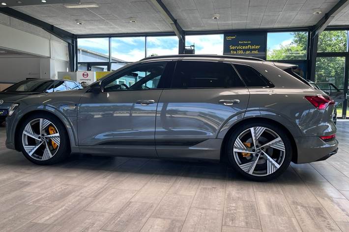 Grå Audi e-tron fra 2022