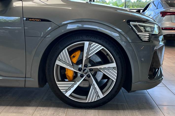 Grå Audi e-tron fra 2022