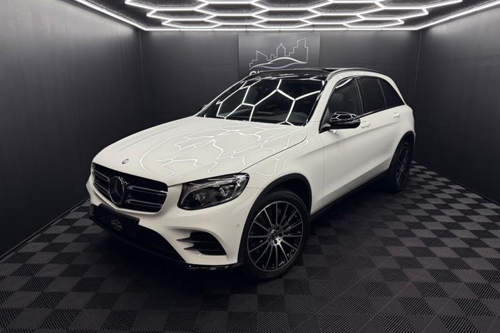 Hvid Mercedes GLC350 d fra 2017 set udefra
