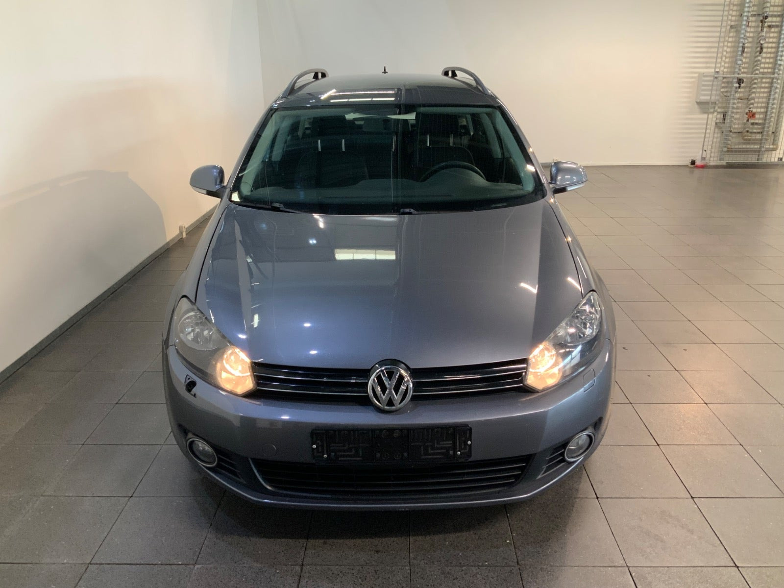 Grå VW Golf VI fra 2010