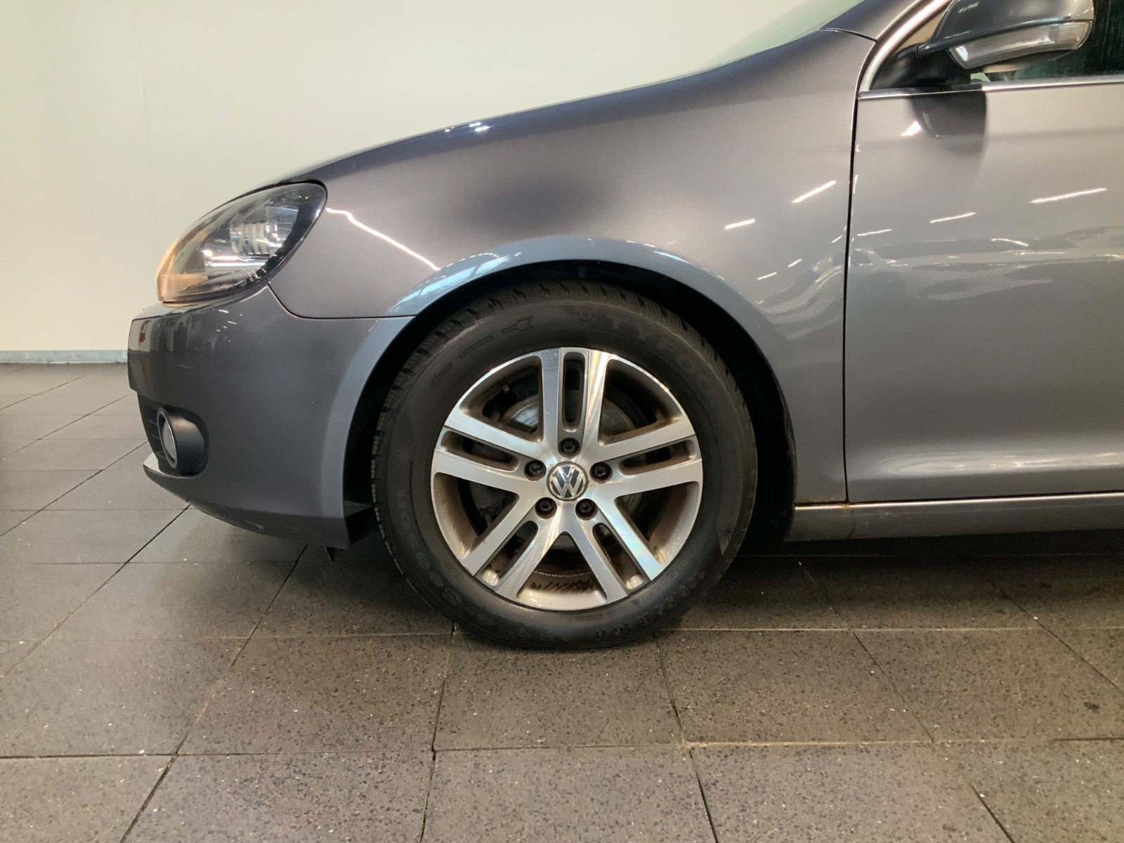 Grå VW Golf VI fra 2010
