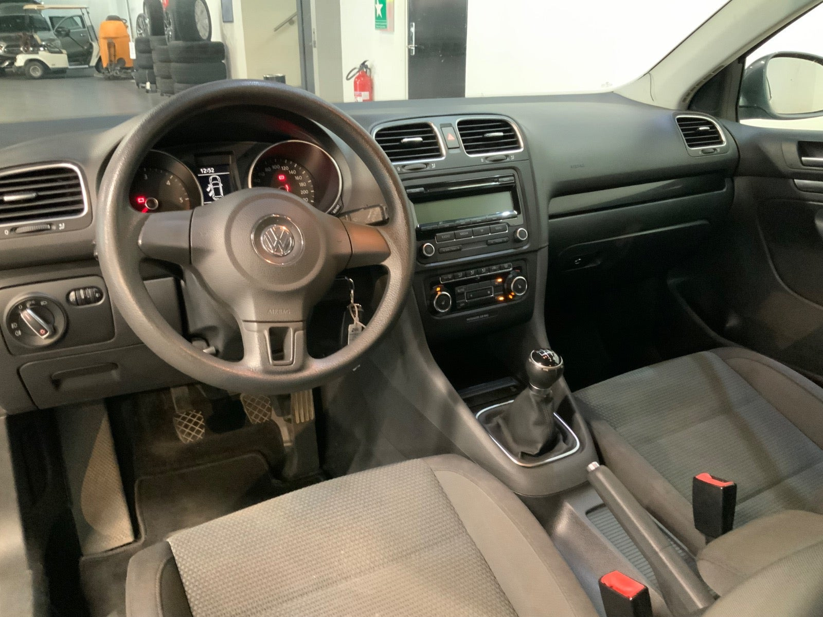 Grå VW Golf VI fra 2010