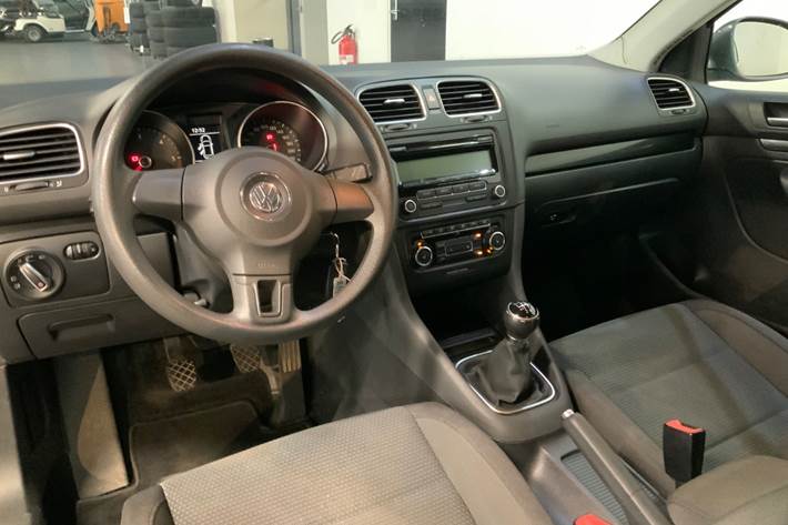 Grå VW Golf VI fra 2010