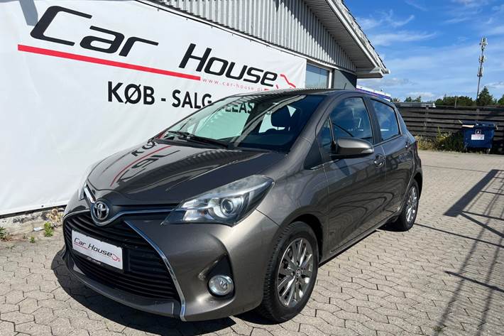 Orange Toyota Yaris fra 2016