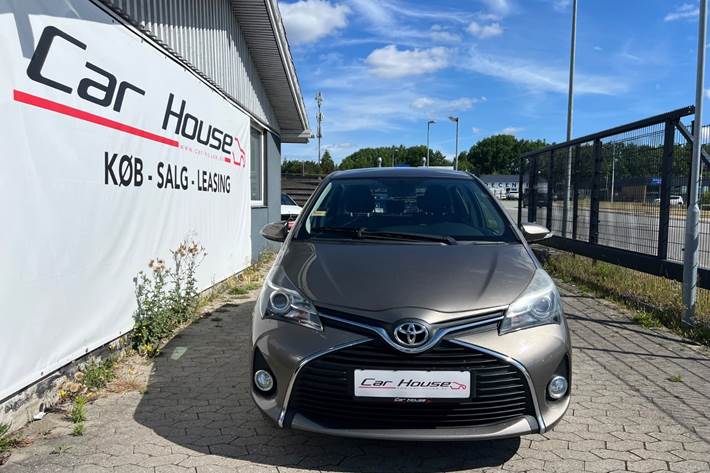 Orange Toyota Yaris fra 2016