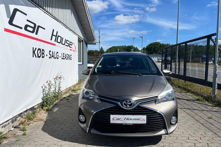 Orange Toyota Yaris fra 2016